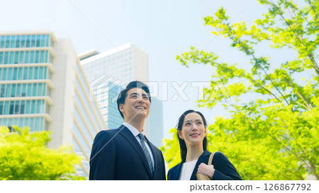 站在綠樹成蔭的城市中的男女商人 126867792