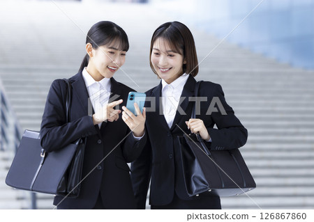 求職：一位女士正在看她的智慧型手機 126867860