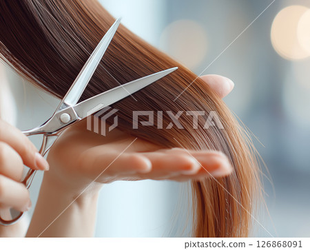 特寫：理髮師正在精心設計淺色頭髮 126868091