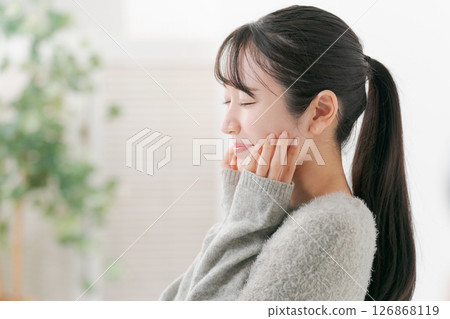 一個女人在做皮膚護理的配置文件 一個女人在做皮膚護理的配置文件 126868119