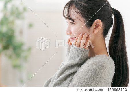 一個女人在做皮膚護理的配置文件 一個女人在做皮膚護理的配置文件 126868120