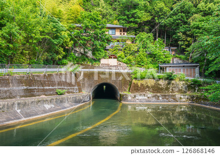 京都市琵琶湖疏水、諸葉隧道出口 126868146