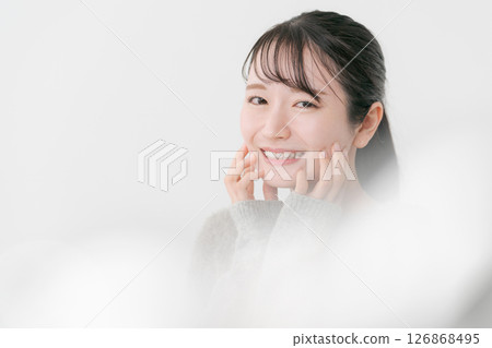 A woman who feels moisturized skin 126868495