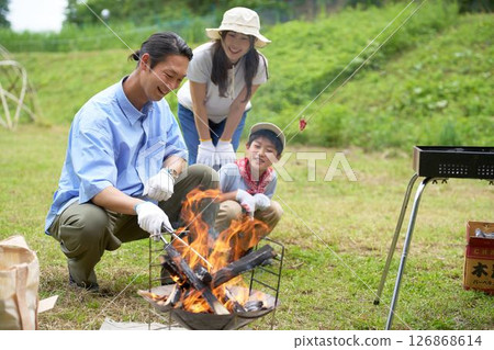 親子圍著營火的露營體驗 126868614