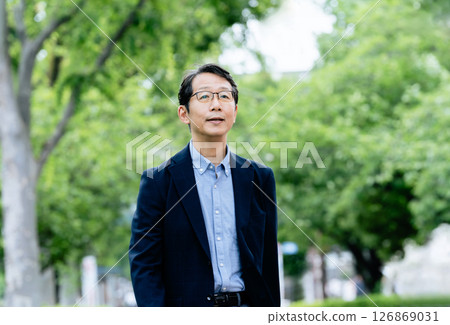 中年男子在戶外散步 126869031