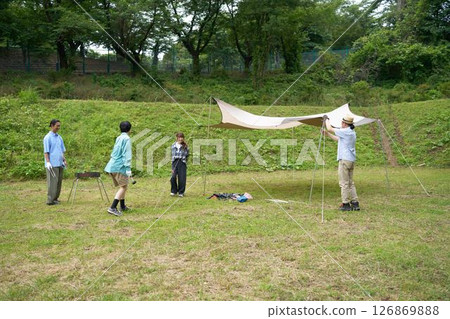 露營的朋友搭起防水布 126869888