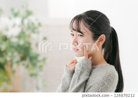 Women suffering from skin trouble 126870212