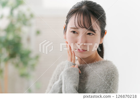 女性患有皮膚病 126870218