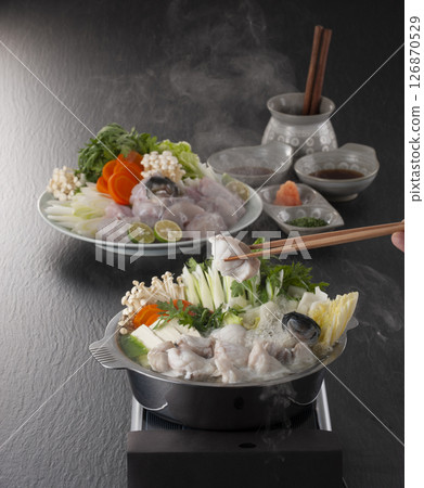 吃鐵板燒時舉起筷子的圖片 吃鐵板燒時舉起筷子的圖片 126870529