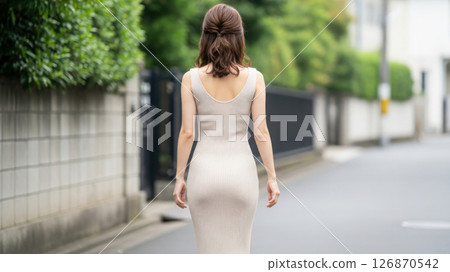 一位身穿米色長裙的日本女性穿過住宅區的背影 一位身穿米色長裙的日本女性穿過住宅區的背影 126870542