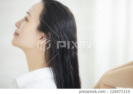 做頭髮護理的女性 做頭髮護理的女性 126871319