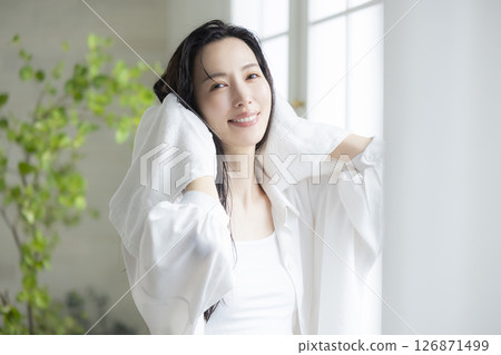 做頭髮護理的女性 做頭髮護理的女性 126871499