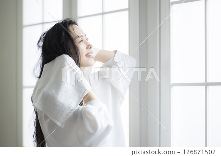 做頭髮護理的女性 126871502