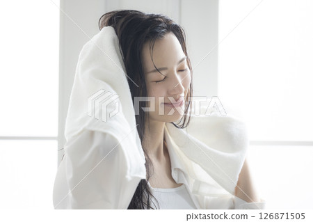 做頭髮護理的女性 126871505