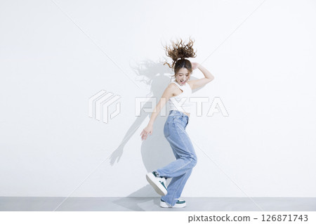 跳躍的女人 跳躍的女人 126871743