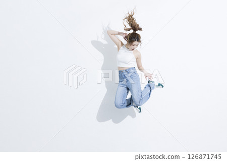 跳躍的女人 126871745