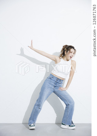 Women dancing Women dancing 126871763