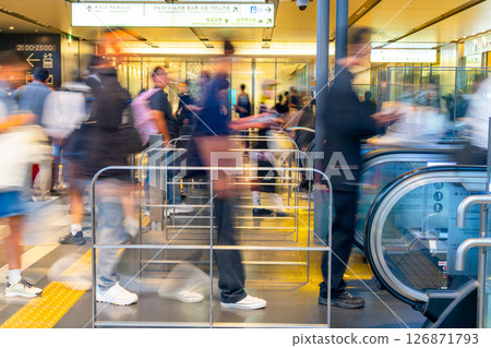 澀谷站:巨大的航廈和擁擠的車站 澀谷站:巨大的航廈和擁擠的車站 126871793