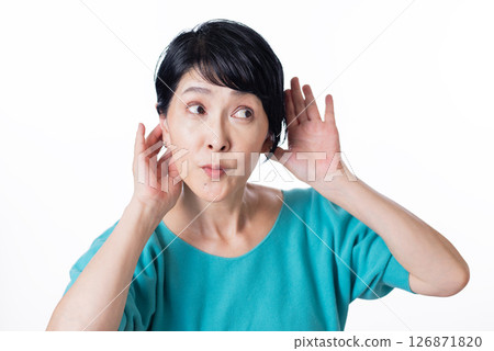 一名中年婦女偷偷地聽著 126871820