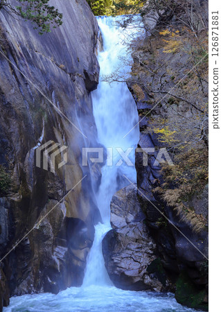 位於國家特別名勝地昇仙峽荒川源頭的千滝瀑布 126871881