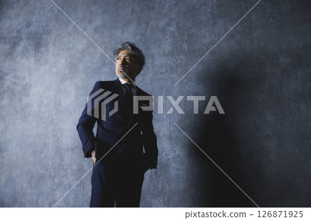 頭髮灰白的商人 126871925