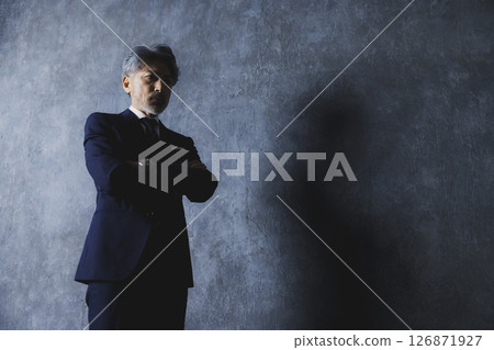 頭髮灰白的商人 126871927