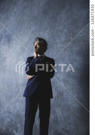 頭髮灰白的商人 126871930