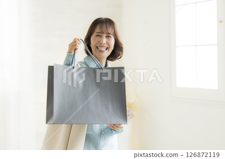 提著購物袋的中年婦女 126872119