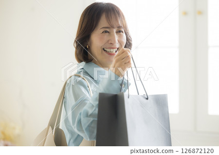提著購物袋的中年婦女 126872120