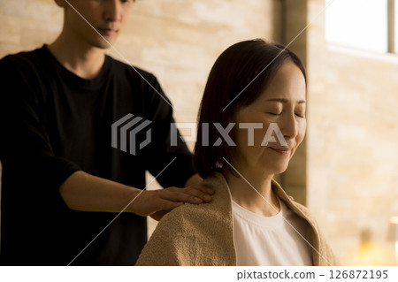 接受按摩的資深婦女 接受按摩的資深婦女 126872195
