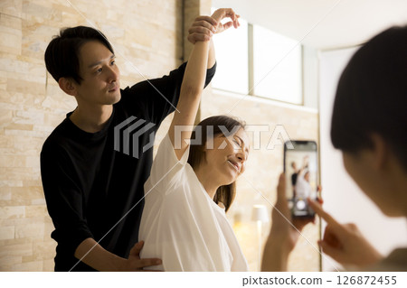 工作人員為按摩院的社交媒體帳戶拍照 126872455