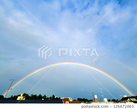 雨後天空出現彩虹 雨後天空出現彩虹 126872863
