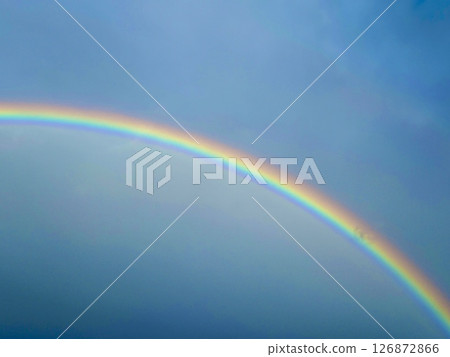 雨後天空出現彩虹 126872866