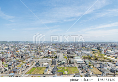 岐阜縣岐阜市:晴天的岐阜市街景(岐阜縣廳東側) 岐阜縣岐阜市:晴天的岐阜市街景(岐阜縣廳東側) 126873480