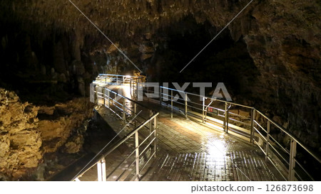 燈光璀璨的石灰岩洞穴內 126873698