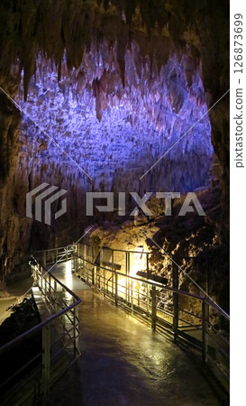燈光璀璨的石灰岩洞穴內 126873699