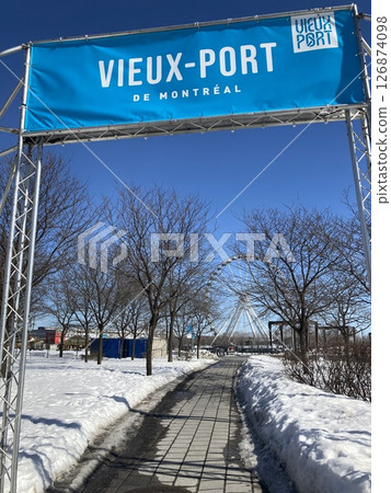 Snow-covered parks in foreign countries 126874098