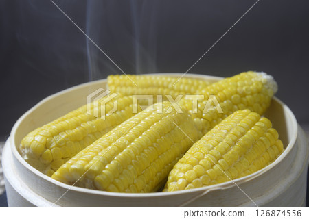 蒸玉米在蒸籠裡 蒸玉米在蒸籠裡 126874556