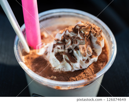 奶昔加有鮮奶油和可可粉。 126874649