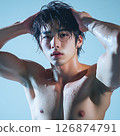 英俊的日本男人洗澡並摸頭髮 126874791