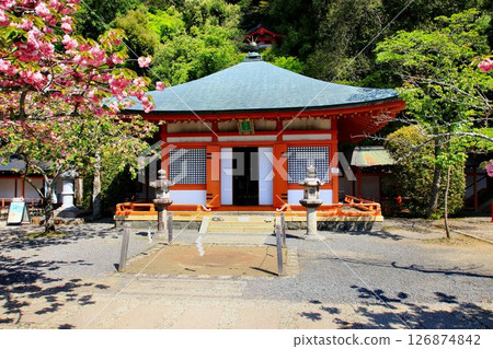 宇宙能量從寺廟中傾瀉而下,保護京都免受邪靈侵擾,並供奉禦寶魔尊…鞍馬寺的“光明新殿” 宇宙能量從寺廟中傾瀉而下,保護京都免受邪靈侵擾,並供奉禦寶魔尊…鞍馬寺的“光明新殿” 126874842