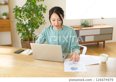 中年婦女在電腦上做作業 126874979