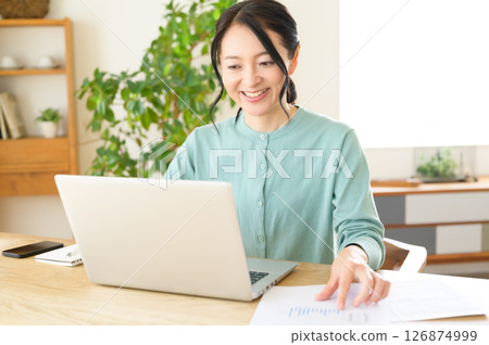 中年婦女在電腦上做作業 126874999