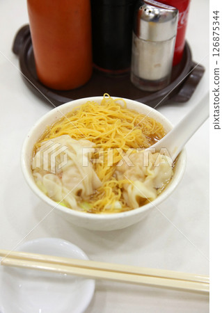 雲吞麵可說是香港人的靈魂食物，其特徵是蝦仁雲吞肉質肥美，麵條勁道如橡皮筋。 126875344
