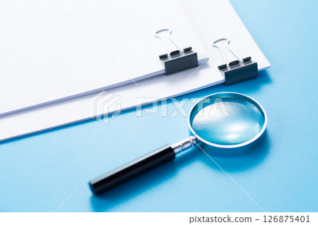 用迴紋針和放大鏡夾住的文件 用迴紋針和放大鏡夾住的文件 126875401