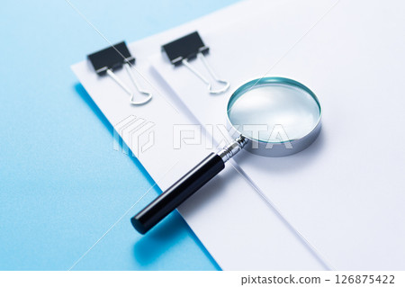 用迴紋針和放大鏡夾住的文件 126875422