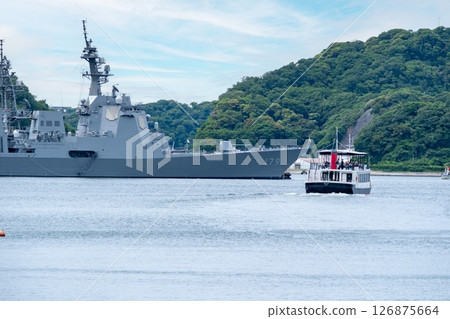 觀光船出發遊覽橫須賀軍港。 126875664