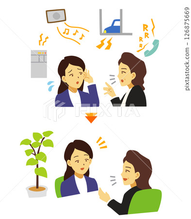 女性在安靜的環境中交談，因為在噪音中很難聽清 126875669