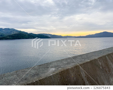 黃昏時分平靜的海面和山 126875843