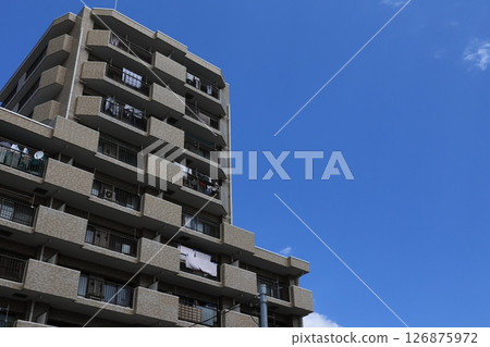 一棟高層公寓大樓 126875972